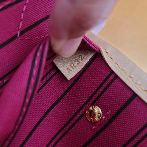 Louis Vuitton Neverfull PM - Picture 14 of 16